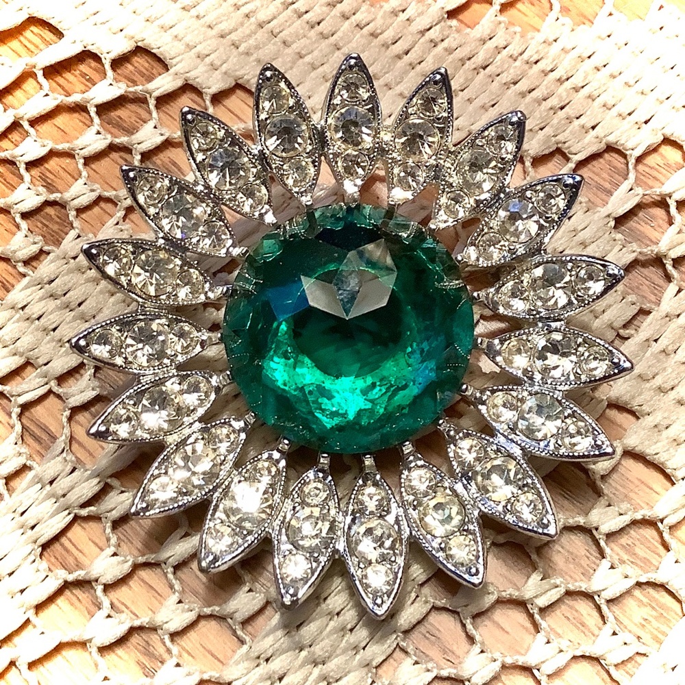 Vintage Brooch pin 2” green & faux diamonds circle C Sarahcov
